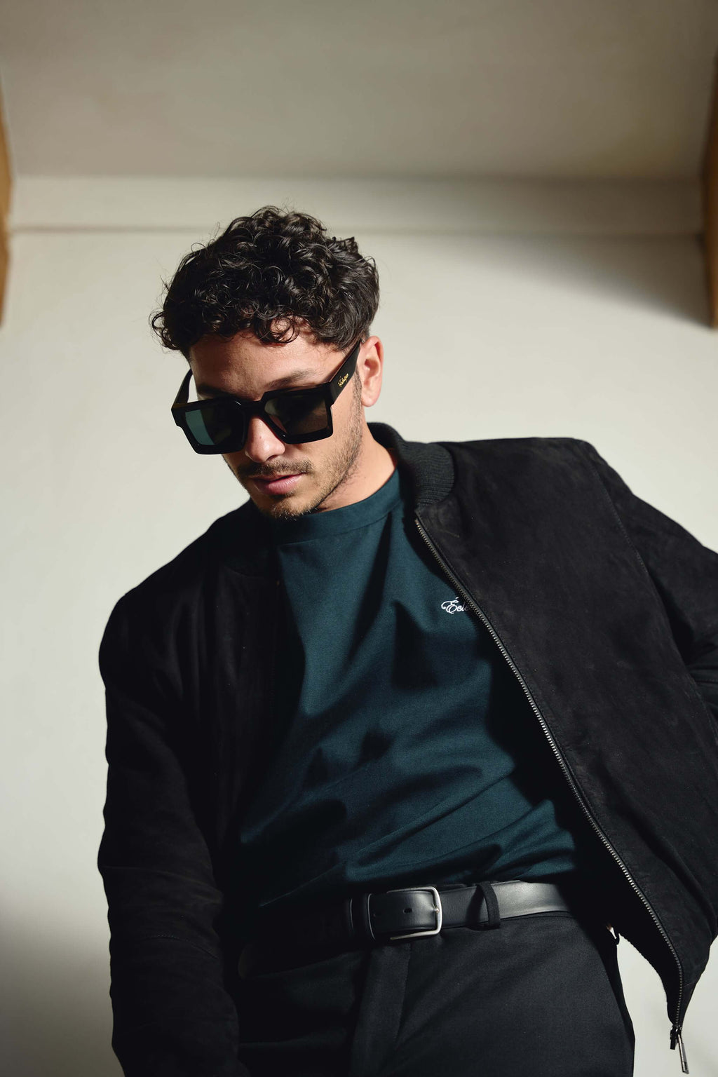 Model wearing Éclectique polarized black sunglasses in black frame