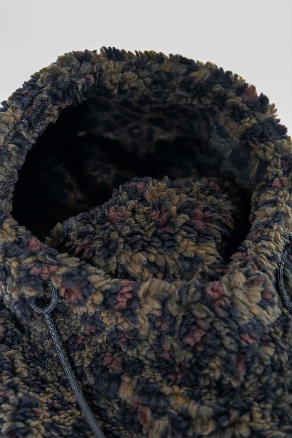 Close-up of Éclectique leopard fleece balaclava texture