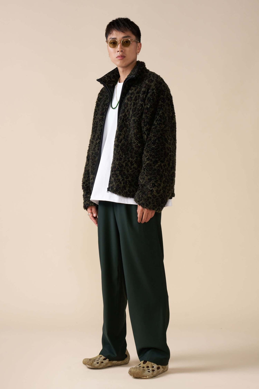 Éclectique leopard fleece jacket styled with casual outfit