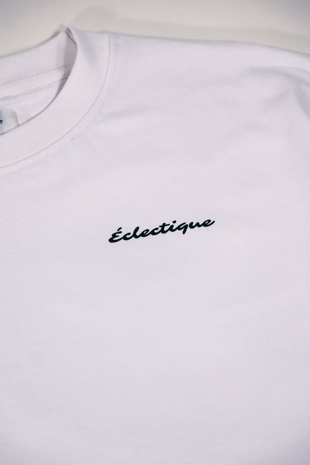 Sedona graphic T-shirt close-up of Éclectique script logo