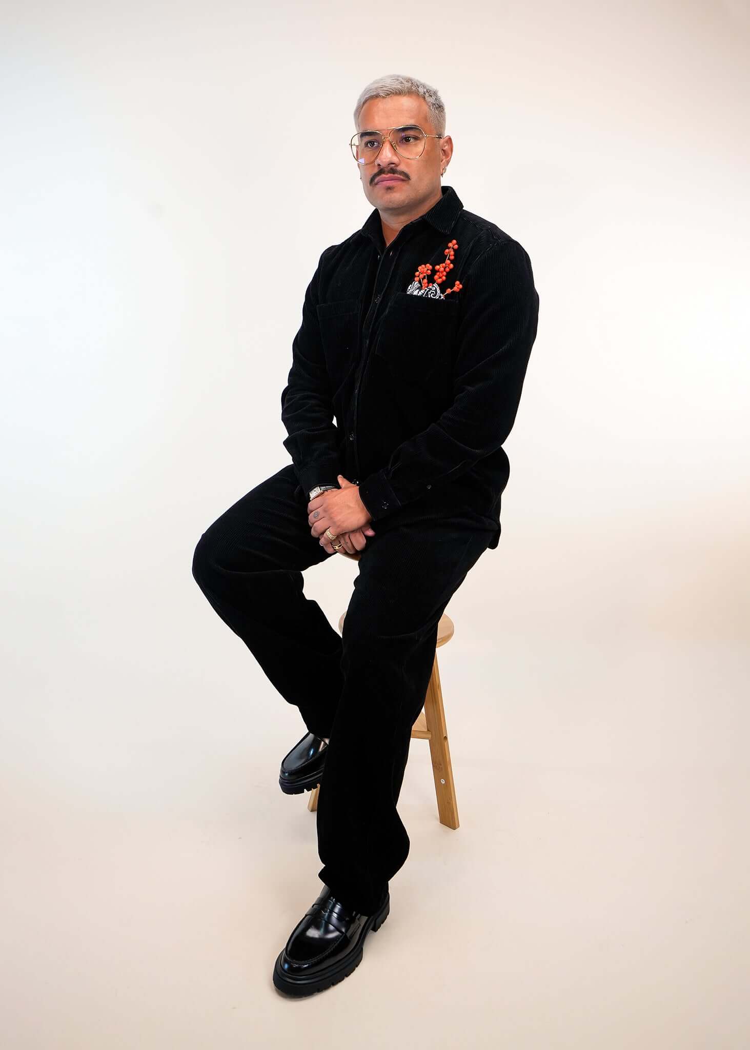 Full body styling of Éclectique’s corduroy button-up shirt paired with matching trousers for a refined, modern look.